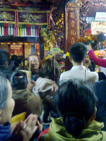 Đền ông Hoàng Mười tấp nập ngày đầu năm - 8