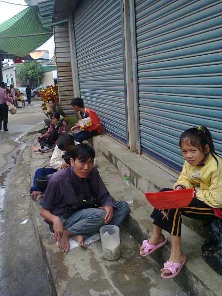 Đền ông Hoàng Mười tấp nập ngày đầu năm - 9