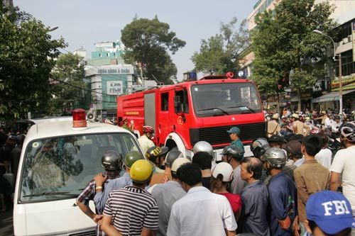 Xe chữa cháy cán chết người đi đường - 2
