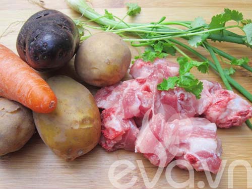 Canh khoai tây nấu sườn nóng hổi - 1