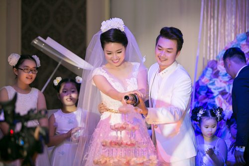 Lê Khánh hạnh phúc bên chồng trong lễ cưới tại Sài Gòn - 9