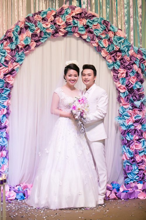 Lê Khánh hạnh phúc bên chồng trong lễ cưới tại Sài Gòn - 12