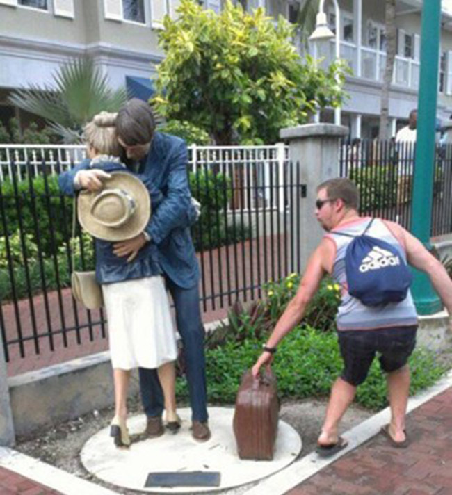 Hài hước với các chàng trai “nghịch” tượng đá - 2