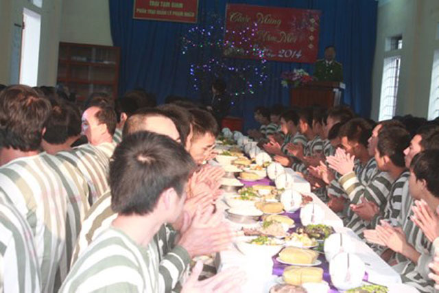 Bữa cơm ấm ngày cuối năm - 2