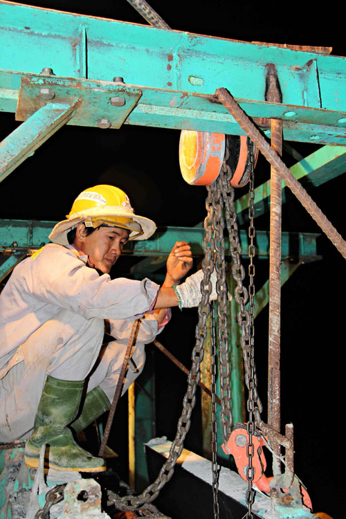 200 người xin ăn Tết công trường để làm cầu cho dân - 5