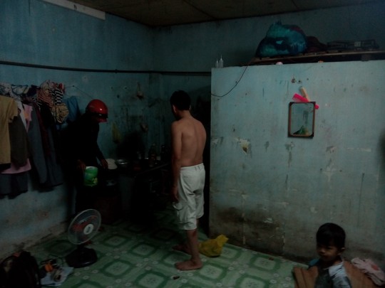 Đem súng ra khoe, đạn nổ trúng bụng - 2