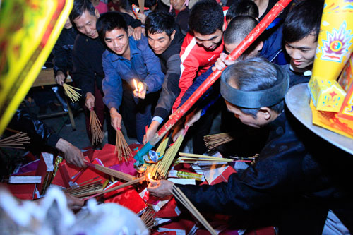 HN: Hàng trăm người lao vào xin lửa mang về nhà - 5