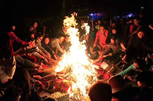 HN: Hàng trăm người lao vào xin lửa mang về nhà - 11