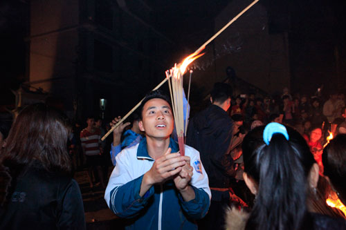 HN: Hàng trăm người lao vào xin lửa mang về nhà - 9
