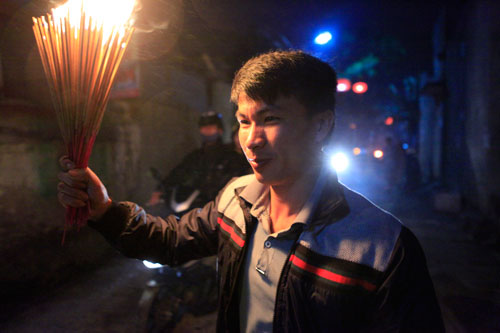 HN: Hàng trăm người lao vào xin lửa mang về nhà - 14