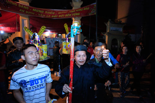 HN: Hàng trăm người lao vào xin lửa mang về nhà - 4