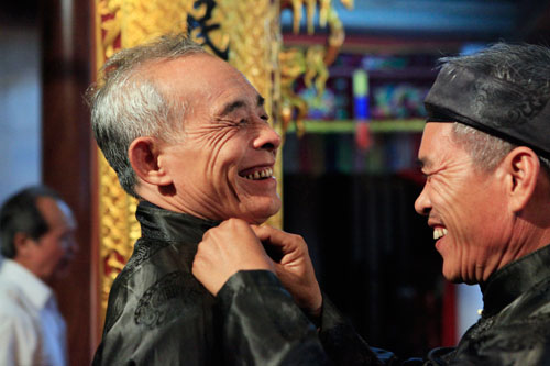 HN: Hàng trăm người lao vào xin lửa mang về nhà - 1