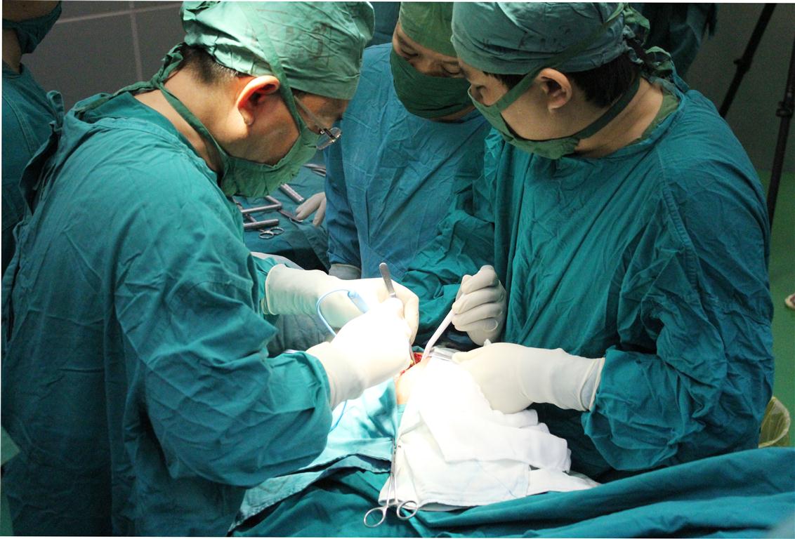 Giáo sư thu hơn 20 triệu một ca mổ: “Không sai“ - 1
