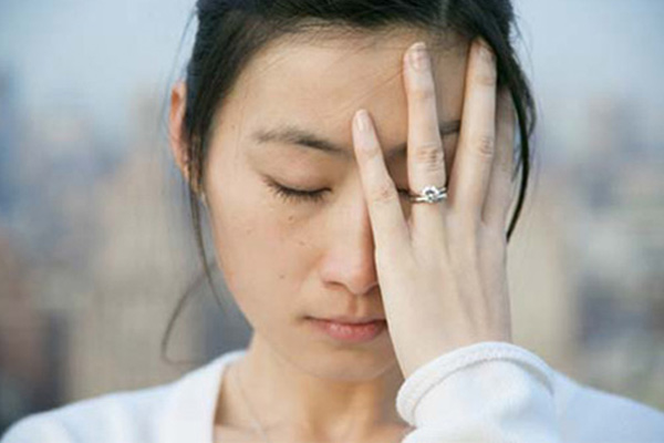 Phát hiện bí mật của chồng phía sau cửa kính xe - 1