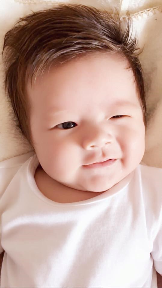 Lilly Luta lả lơi khoe vòng 1 đón Giáng sinh