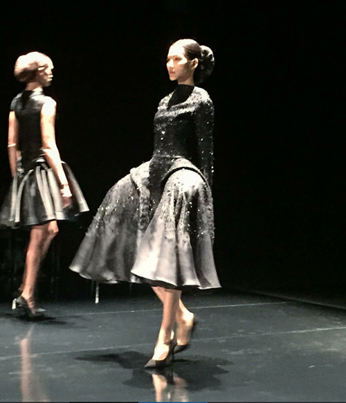 Hoàng Thùy quá khác lạ ở Tuần lễ thời trang London - 1