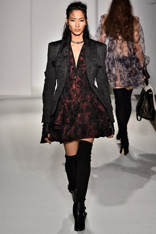 Hoàng Thùy quá khác lạ ở Tuần lễ thời trang London - 8