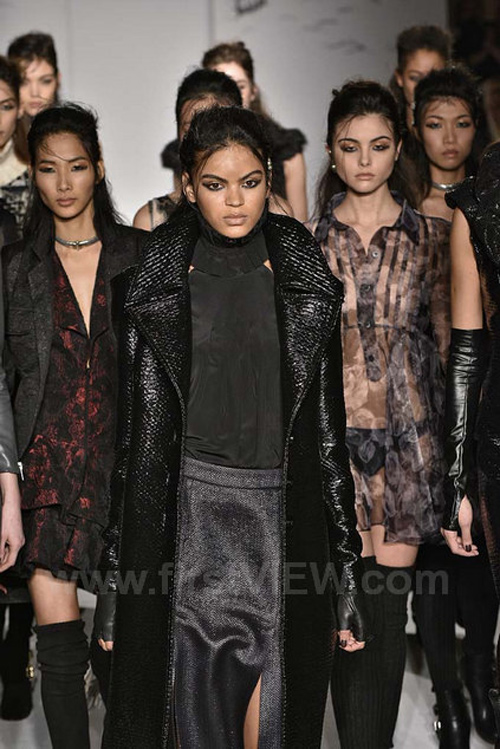 Hoàng Thùy quá khác lạ ở Tuần lễ thời trang London - 9