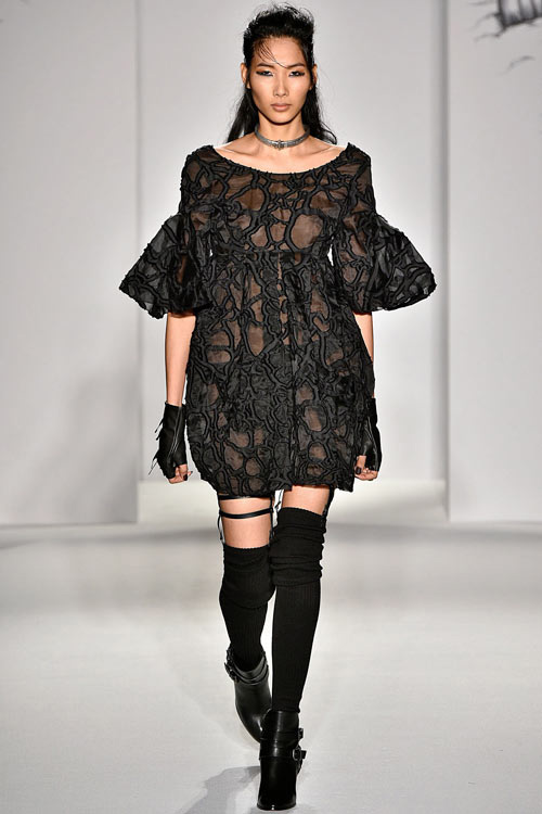 Hoàng Thùy quá khác lạ ở Tuần lễ thời trang London - 5