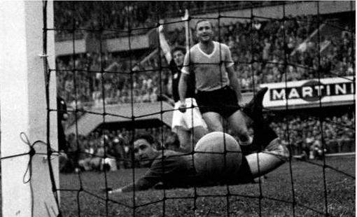 World cup 1954: Nỗi buồn Hungary (Những hình ảnh ấn tượng nhất tại những kỳ World Cup – P5) - 4