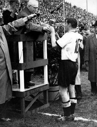 World cup 1954: Nỗi buồn Hungary (Những hình ảnh ấn tượng nhất tại những kỳ World Cup – P5) - 5