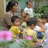 Mẹ ăn sắn cho con no bụng