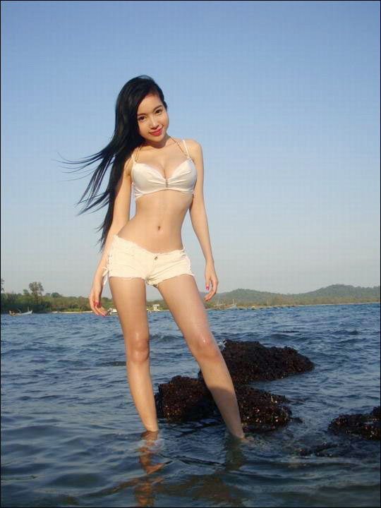 Elly Tran Ha showing bikini on Chinese newspapers, Fashion, fashion, model, Elly HA TRAN, swimsuit, bikini, swimwear, BEACHES