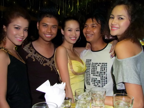 Tăng Thanh Hà, Kim Hiền vui hết cỡ trong party đêm, Phim, Tăng Thanh Hà, Chung Thục Quyên, Kim Hiền, Bữa tiệc vàng, Yến Trang, Ngọc Quyên, Diễm Châu, party đêm, người mẫu, ca sĩ