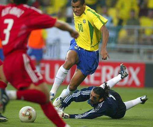 World Cup 2002: Tuyệt đỉnh Ronaldo (Những hình ảnh ấn tượng nhất tại các kỳ World Cup – P17) - 8