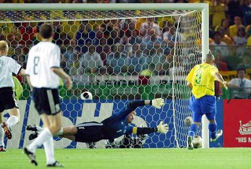 World Cup 2002: Tuyệt đỉnh Ronaldo (Những hình ảnh ấn tượng nhất tại các kỳ World Cup – P17) - 9