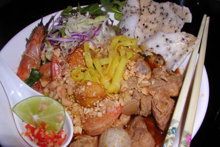 Mì Quảng cánh gà ngon tuyệt, Ẩm thực, ẩm thực, mì quảng cánh gà, tôm đất, bắp chuối, bánh tráng, thịt nạc, món ngon, đậu phụng