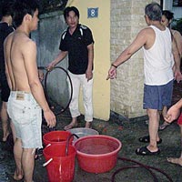 Sinh viên khổ mùa nóng