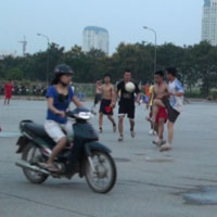 Bóng đá vỉa hè… tai nạn rình rập người chơi