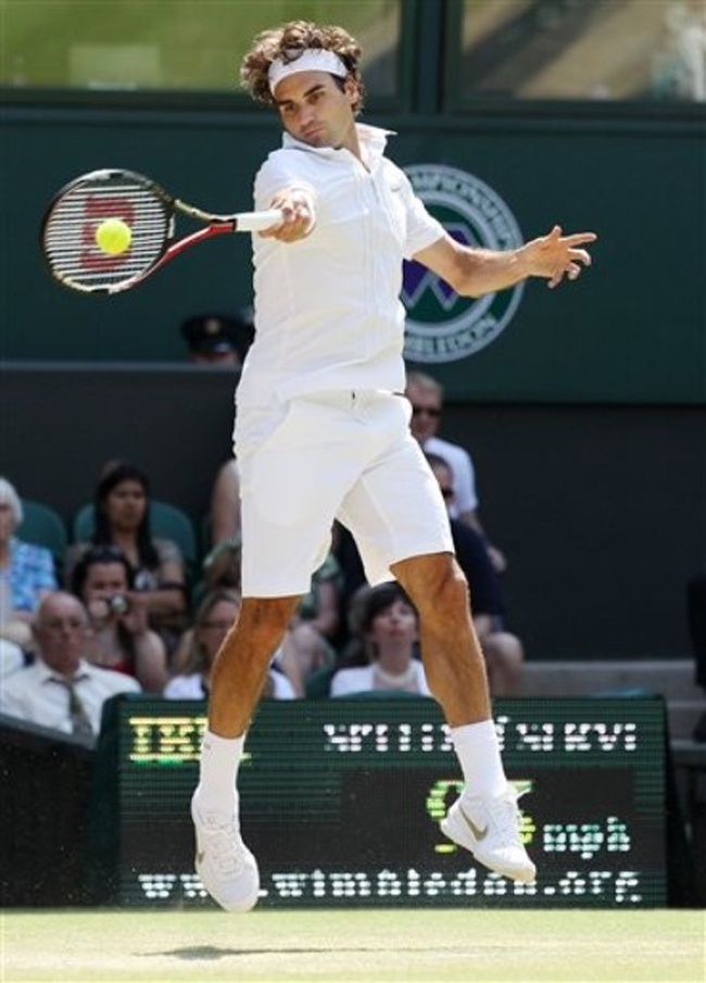 Tay vợt số 2 thế giới, Roger Federer có khởi đầu rất tốt bằng những pha dứt điểm chính xác trong set 1 dù không có bất kỳ cú giao bóng ăn điểm trực tiếp nào.