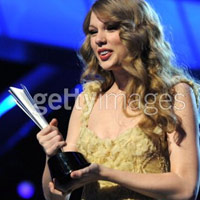 Taylor Swift thắng lớn tại giải âm nhạc đồng quê