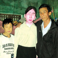 Chuyện kể về người đàn ông ôm hài cốt vợ