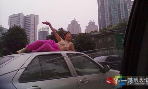 Tập yoga bán khoả thân trên phố - 2