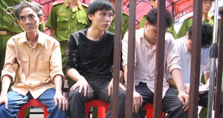 Kẻ giết chủ nợ bỏ vào thùng xốp đền tội - 1