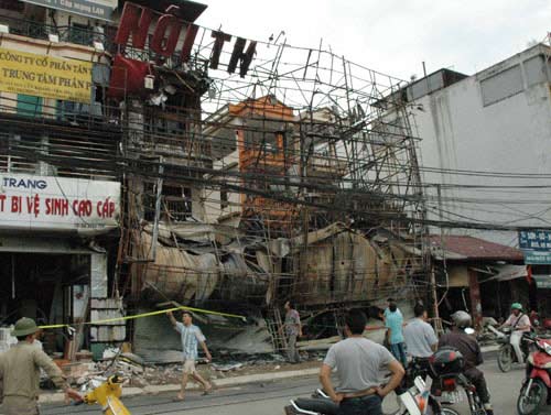 Sét đánh cháy rụi siêu thị nội thất lúc nửa đêm - 1
