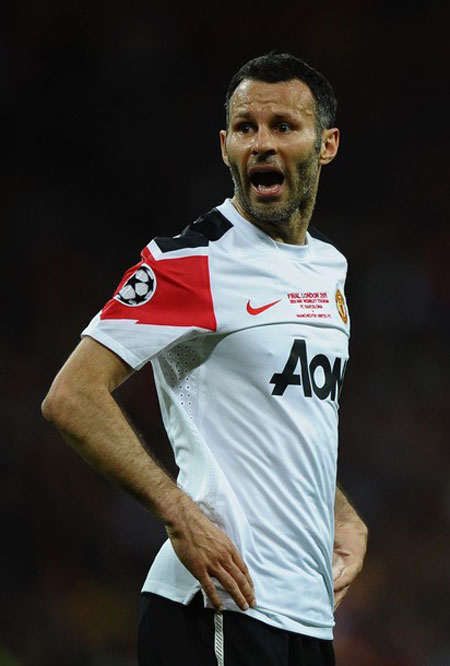 Giggs sắp đá ở... sân Hàng Đẫy? - 1