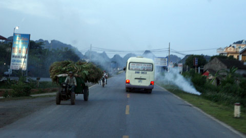 Nông dân "đại náo" quốc lộ ngày mùa - 10