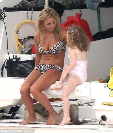 Geri Halliwell khoe bikini bên con gái, Ca nhạc - MTV, Geri Halliwell, Spice girl, bikini, con gai, Henry Beckwith