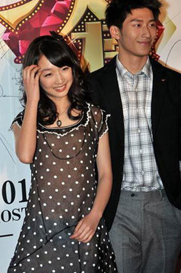 Bắt lỗi 1001 kiểu váy trong suốt của sao - 10