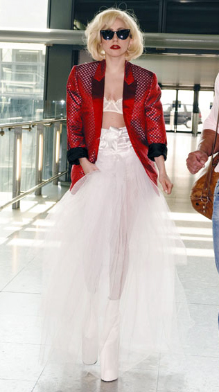 Bắt lỗi 1001 kiểu váy trong suốt của sao - 34