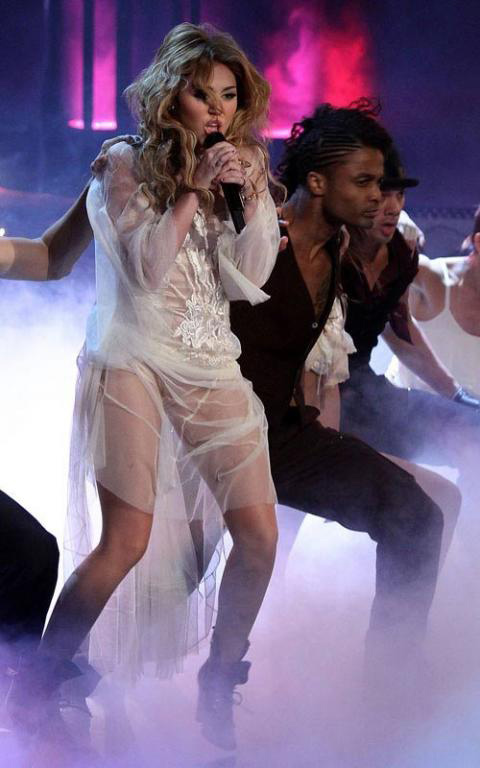 Bắt lỗi 1001 kiểu váy trong suốt của sao - 16