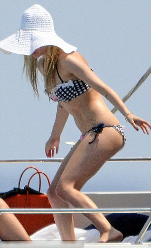 Arvil Lavigne lộ nhũ hoa khi tắm biển, Ca nhạc - MTV, Arvil Lavigne, lo nhu hoa, tam bien, Ca si, Sexy, Bikini, Scandal, Lo hang