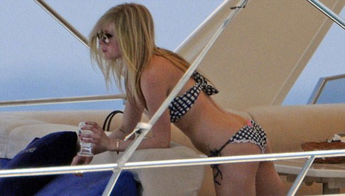 Arvil Lavigne lộ nhũ hoa khi tắm biển, Ca nhạc - MTV, Arvil Lavigne, lo nhu hoa, tam bien, Ca si, Sexy, Bikini, Scandal, Lo hang