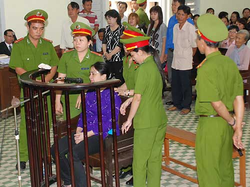 Lời sinh cung của nhà báo Hoàng Hùng (P.2), Tin tức trong ngày, nha bao hoang hung bi dot, loi sinh cung cua nha bao hoang hung, phien xu vu nha bao bi dot, xet xu vu an nha bao hoang hung, nha bao hoang hung bi dot, nha bao bi dot, vo nha bao hoang hung, Tran Thuy Lieu, vo nha bao bi dot, xu vu nha bao bi dot, trong an, tin tuc