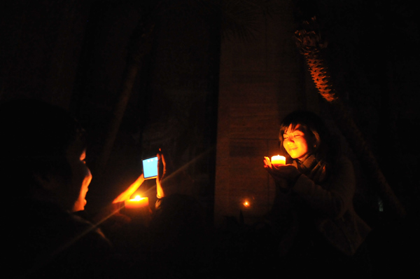 Mẹ con Thanh Lam tham gia Giờ Trái đất, Bạn trẻ - Cuộc sống, gio trai dat 2012, bao ve moi truong, gioi tre ha thanh, teen ha noi, giơi tre ngay nay, 8x-9x, ca sy thanh lam, con gai thanh lam, bao