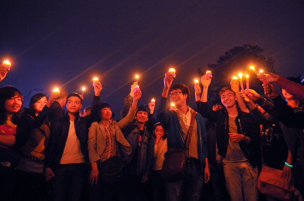 Mẹ con Thanh Lam tham gia Giờ Trái đất, Bạn trẻ - Cuộc sống, gio trai dat 2012, bao ve moi truong, gioi tre ha thanh, teen ha noi, giơi tre ngay nay, 8x-9x, ca sy thanh lam, con gai thanh lam, bao